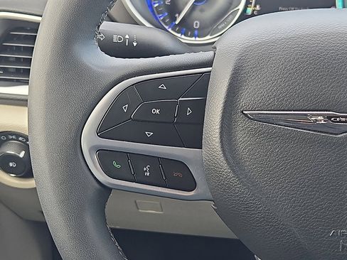 Used 2024 Chrysler Pacifica Touring-L image 15