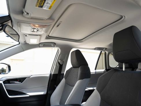 Used 2020 Toyota RAV4 XLE w/ Convenience Package FWD image 27