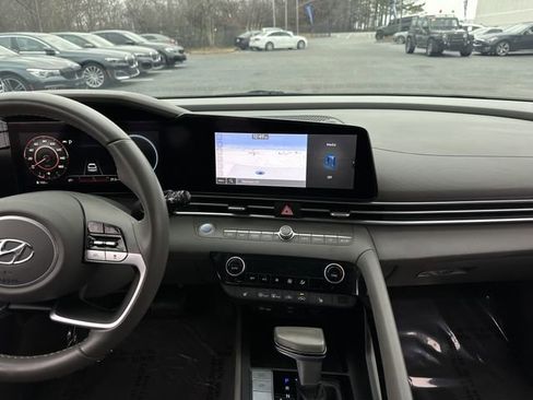 Used 2023 Hyundai Elantra SEL w/ Convenience Package image 16