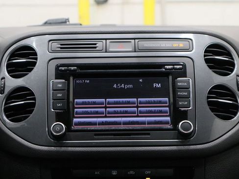 Used 2015 Volkswagen Tiguan S image 24