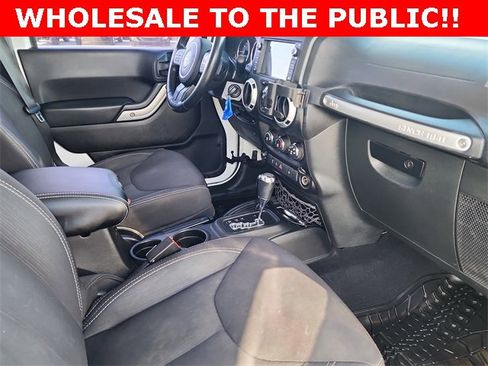 Used 2015 Jeep Wrangler Unlimited Rubicon w/ Connectivity Group image 17