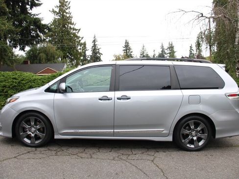 Used 2015 Toyota Sienna SE w/ SE Preferred Package FWD image 14