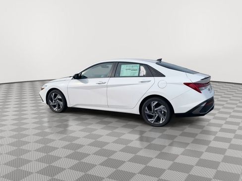 New 2025 Hyundai Elantra SEL image 11