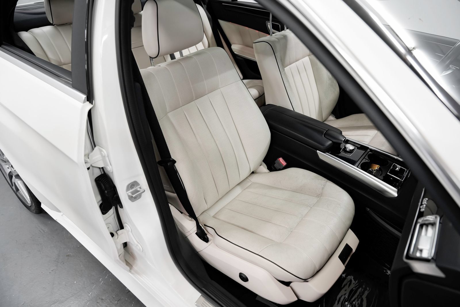 Used 2015 Mercedes-Benz E 400 Sedan image 24