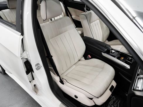 Used 2015 Mercedes-Benz E 400 Sedan image 24