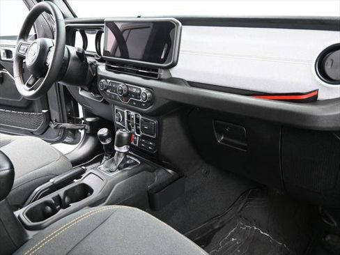 Certified 2024 Jeep Gladiator Sport image 26