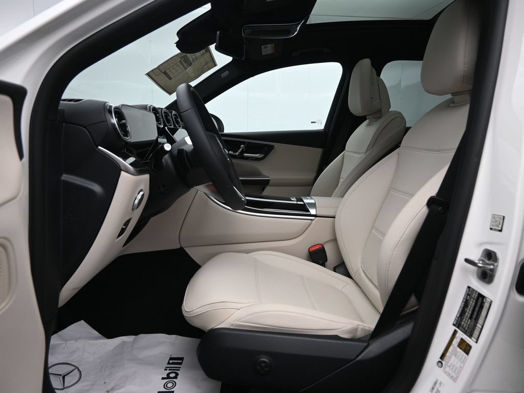 Used 2025 Mercedes-Benz GLC 300 4MATIC image 25