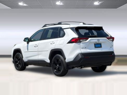 Used 2021 Toyota RAV4 XLE w/ Convenience Package FWD image 3