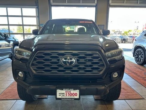 Used 2020 Toyota Tacoma TRD Off-Road w/ TRD Premium Off Road Package AWD/4WD image 2