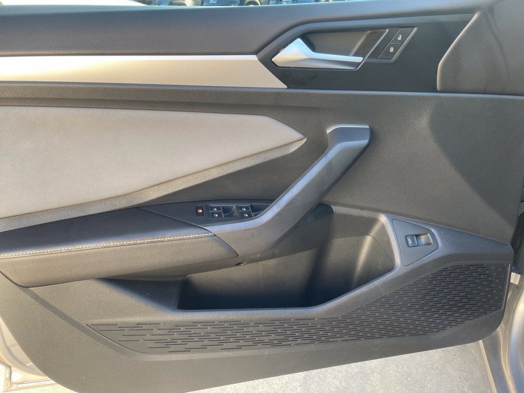 Used 2025 Volkswagen Jetta SE FWD image 17