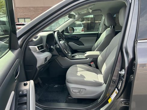 Used 2022 Toyota Highlander LE image 12