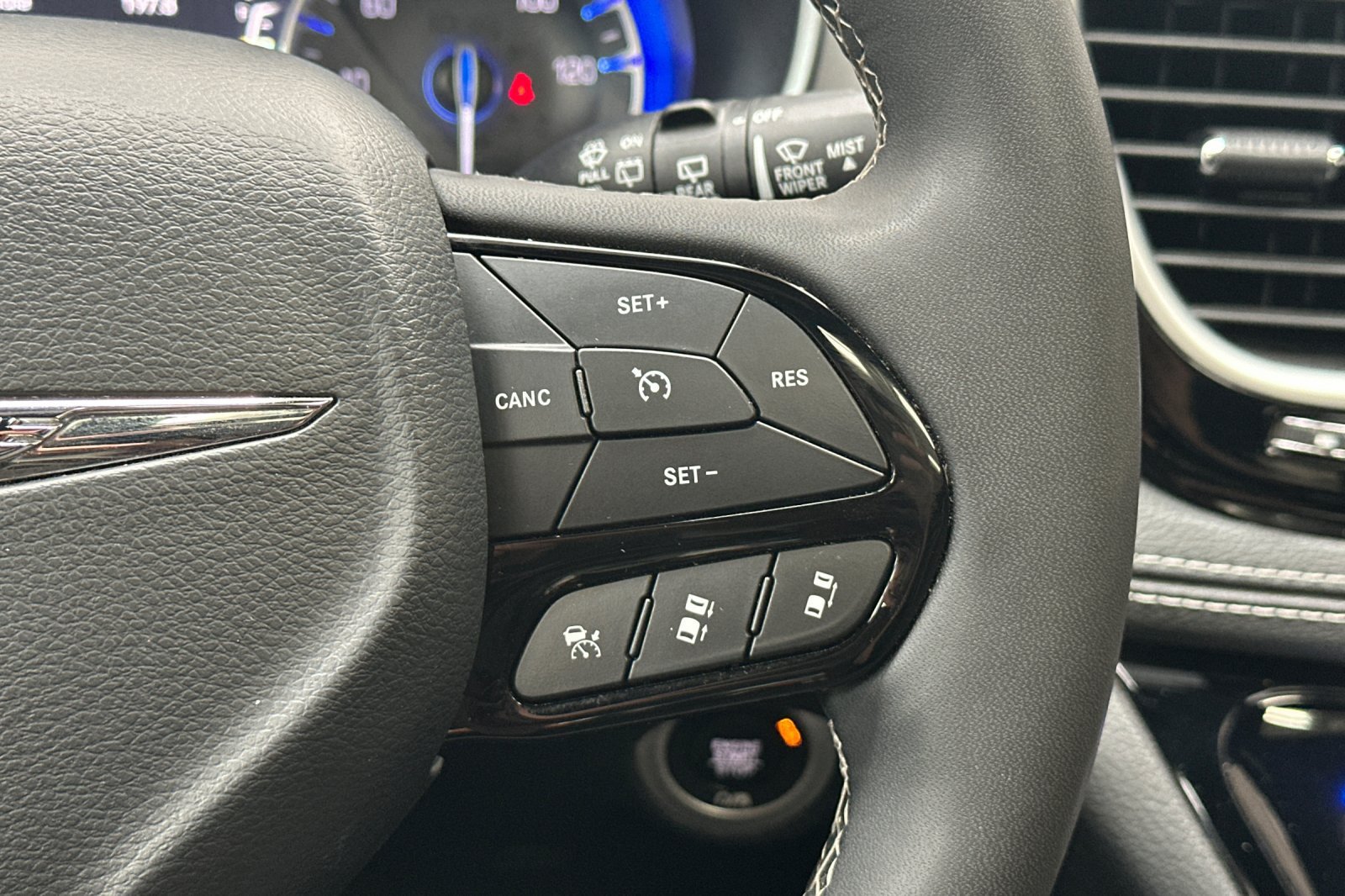 Used 2025 Chrysler Pacifica Limited FWD image 33