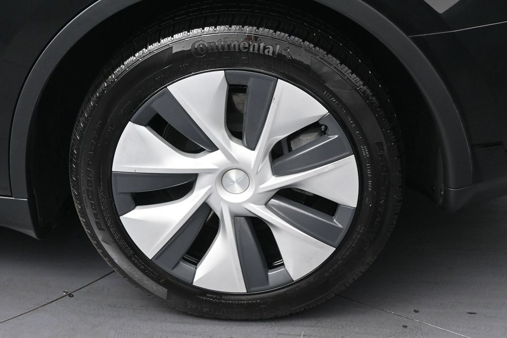 Used 2023 Tesla Model Y 2WD image 35