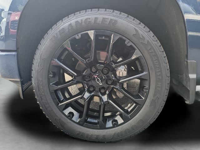 Used 2023 Chevrolet Silverado 1500 High Country w/ Technology Package AWD/4WD image 9