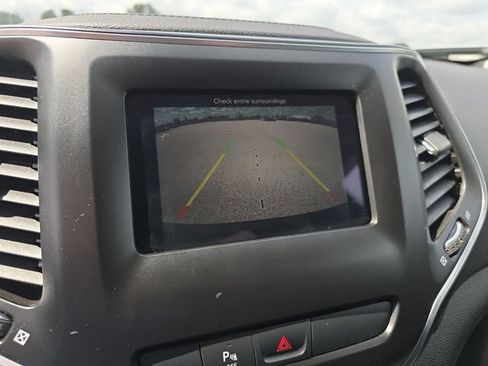 Used 2019 Jeep Cherokee Latitude Plus FWD image 24