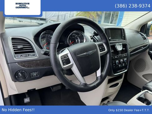 Used 2016 Chrysler Town & Country LX FWD image 19