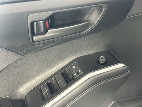 Used 2025 Toyota Highlander LE FWD image 13