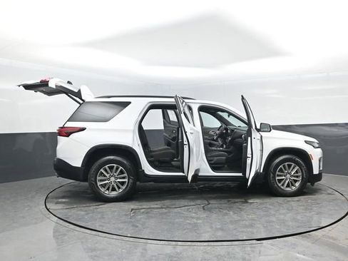 Used 2023 Chevrolet Traverse LT image 34