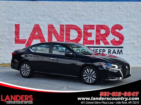 Used 2025 Nissan Altima 2.5 SV image 1