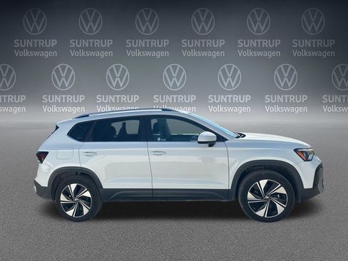 Used 2025 Volkswagen Taos SE AWD/4WD image 37
