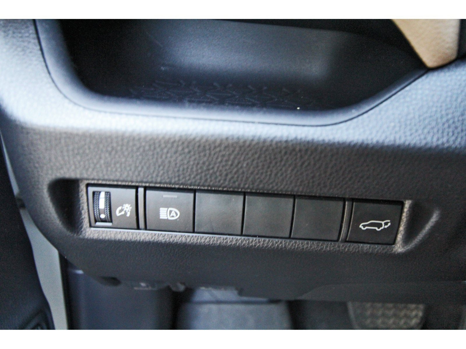 Used 2019 Toyota RAV4 XLE w/ Convenience Package FWD image 20