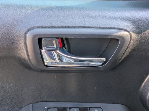 Used 2022 Toyota Tacoma TRD Sport w/ Technology Package image 12