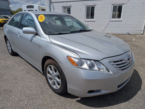 Used 2009 Toyota Camry LE FWD image 1