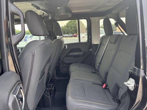 Used 2025 Jeep Wrangler Unlimited Sahara AWD/4WD image 25
