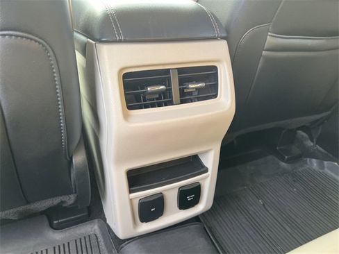 Used 2019 Ford Edge Titanium image 24