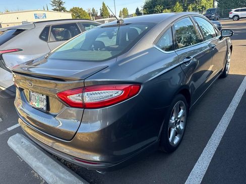 Used 2014 Ford Fusion SE FWD image 3