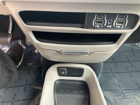 Used 2024 Chrysler Pacifica Touring-L image 11