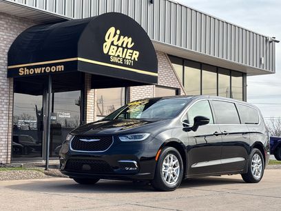 Used 2025 Chrysler Pacifica Select