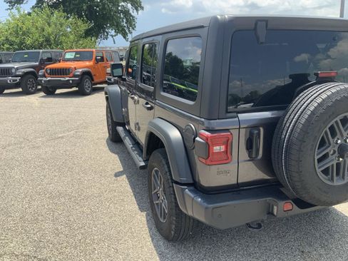 Used 2025 Jeep Wrangler Unlimited Sport AWD/4WD image 16