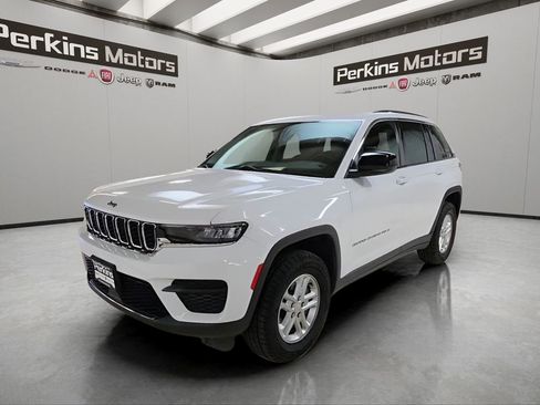 Used 2023 Jeep Grand Cherokee Laredo AWD/4WD image 1