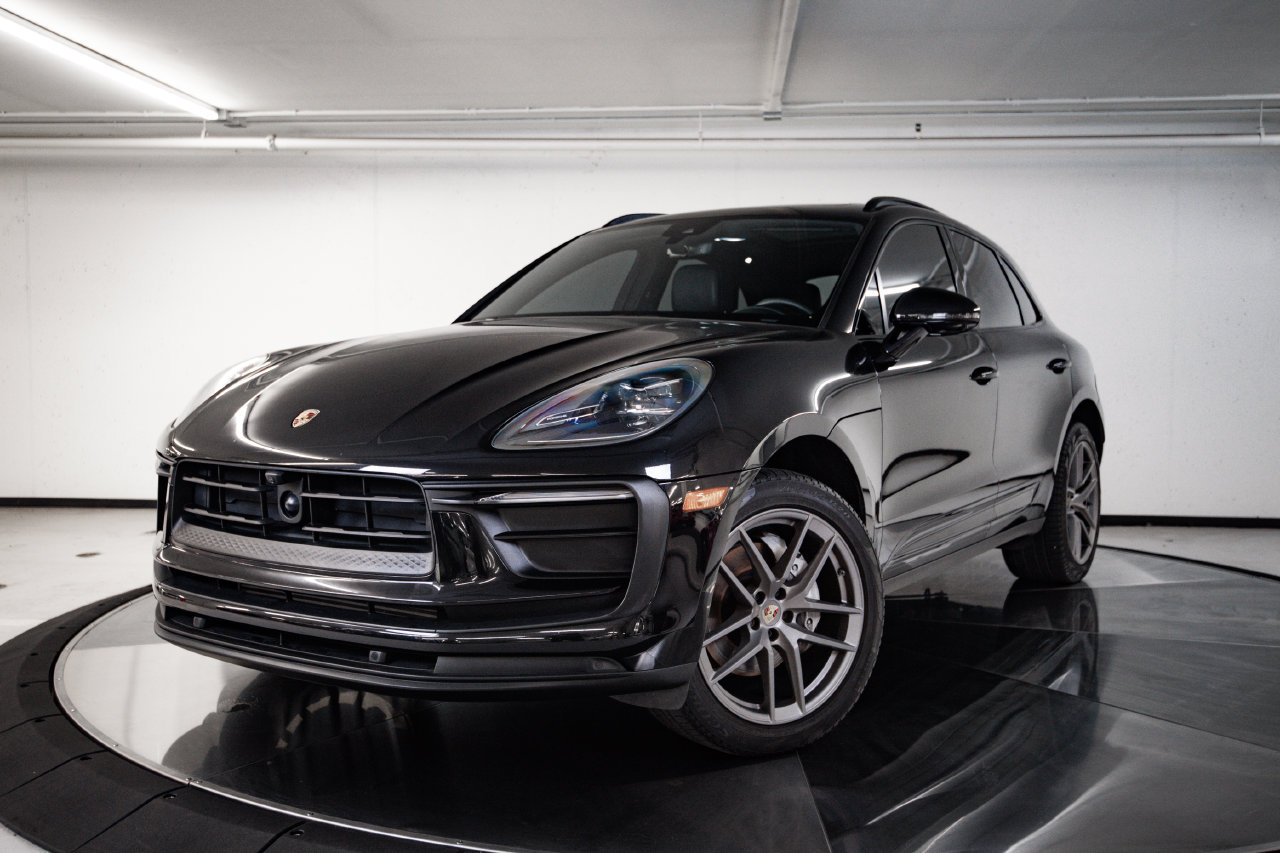 Certified 2025 Porsche Macan AWD/4WD image 1