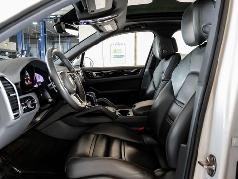 Used 2021 Porsche Cayenne w/ Premium Package image 3