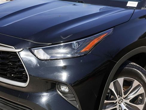 Used 2023 Toyota Highlander XLE image 3