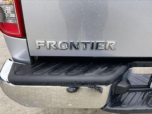 Used 2011 Nissan Frontier SL RWD image 9