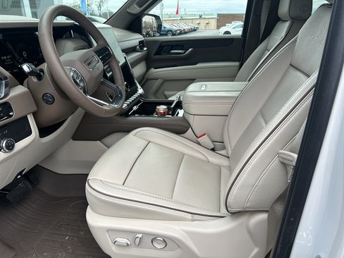 Used 2025 GMC Yukon Denali w/ Sun & Power Step Package image 13