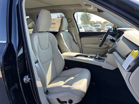 Certified 2025 Volvo XC90 B6 Plus w/ Protection Package Premier image 8