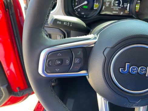 Used 2025 Jeep Wrangler Unlimited Sahara AWD/4WD image 15