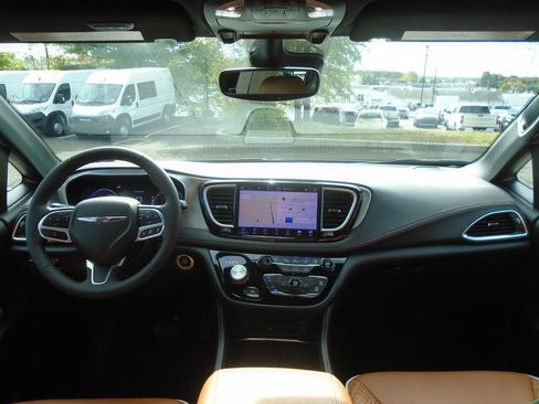 Certified 2024 Chrysler Pacifica Pinnacle image 15