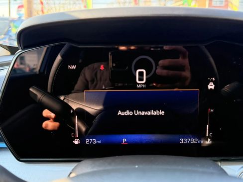 Used 2025 Chevrolet Trax LT FWD image 21