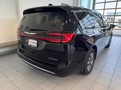 Used 2024 Chrysler Pacifica Limited FWD image 41