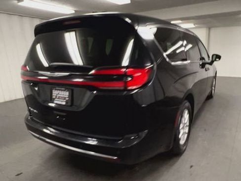 Used 2023 Chrysler Pacifica Touring-L FWD image 8