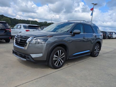Used 2025 Nissan Pathfinder Platinum w/ Cargo Package FWD image 4