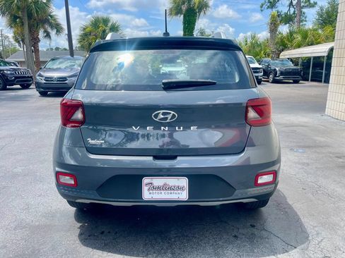 Used 2025 Hyundai Venue Limited FWD image 4
