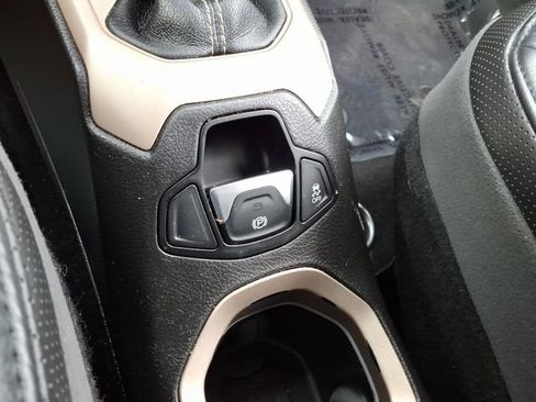 Used 2016 Jeep Renegade Limited w/ Safety & Security Group FWD image 28