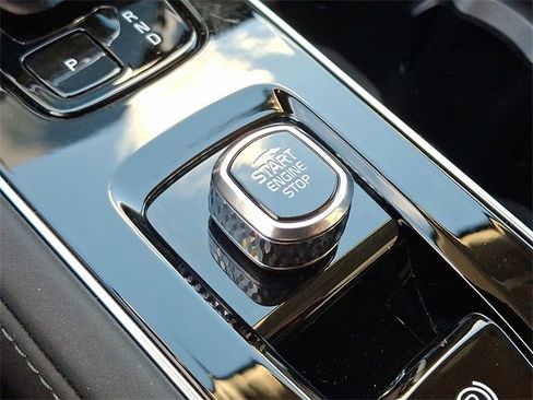 Used 2025 Volvo XC90 B6 Plus image 23