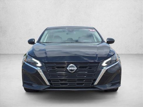 Used 2024 Nissan Altima 2.5 SV FWD image 2